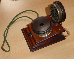 altes Holztelefon